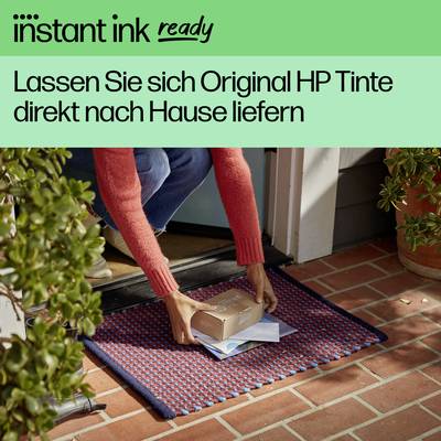 Persoon met oranje broek opent deur en pakt pakket van een deurmat. Tekst bovenaan: 'Laat originele HP-inkt rechtstreeks bij u thuis bezorgen'.