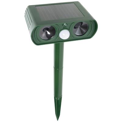 Groene zonne-aangedreven dierverjager met bewegingsmelder en ultrasone luidsprekers op een grondpen.