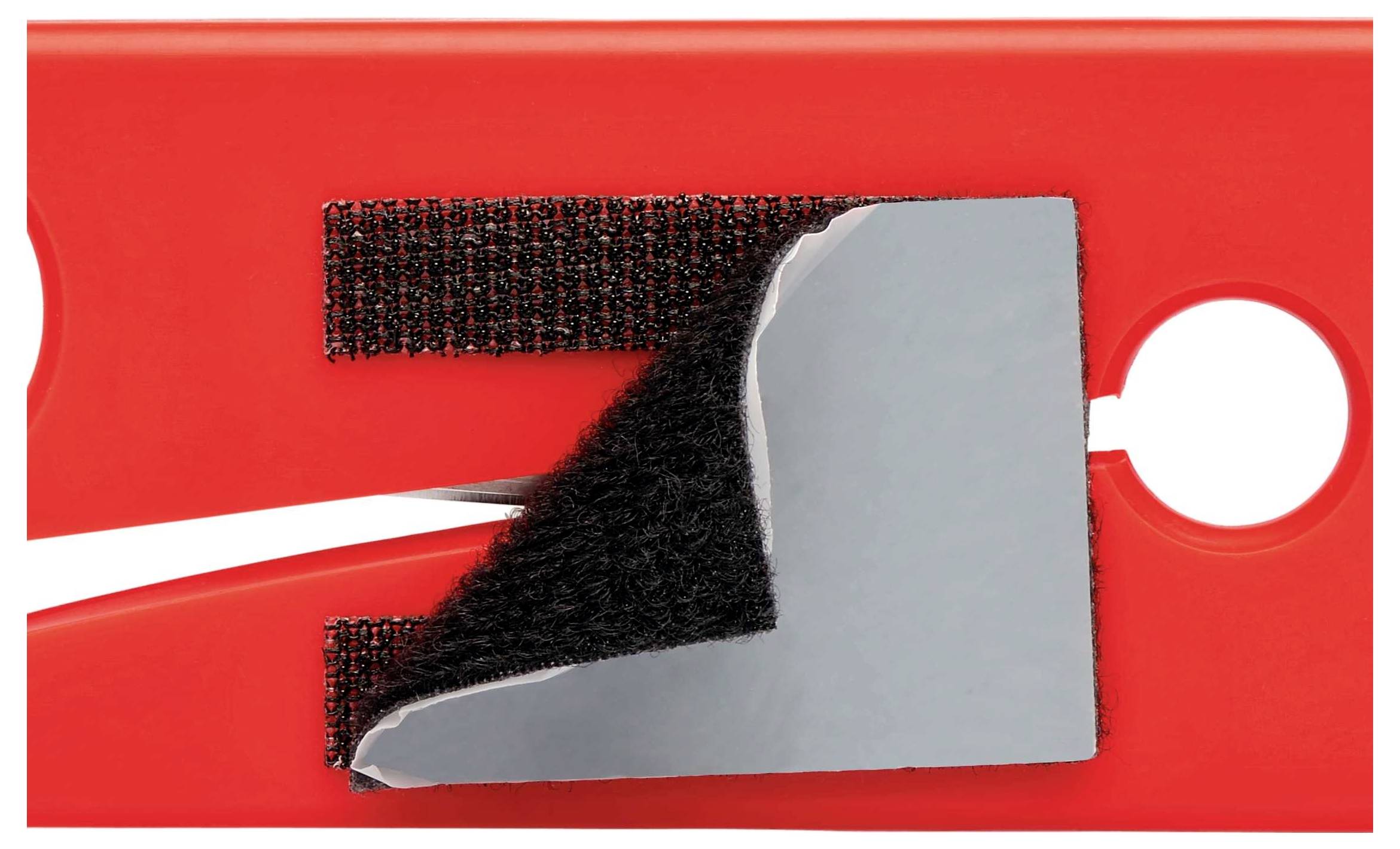 Rood kunststof lint met reflecterende, verwijderbare klittenband, gemonteerd op een oppervlak met cirkelvormige uitsparingen.