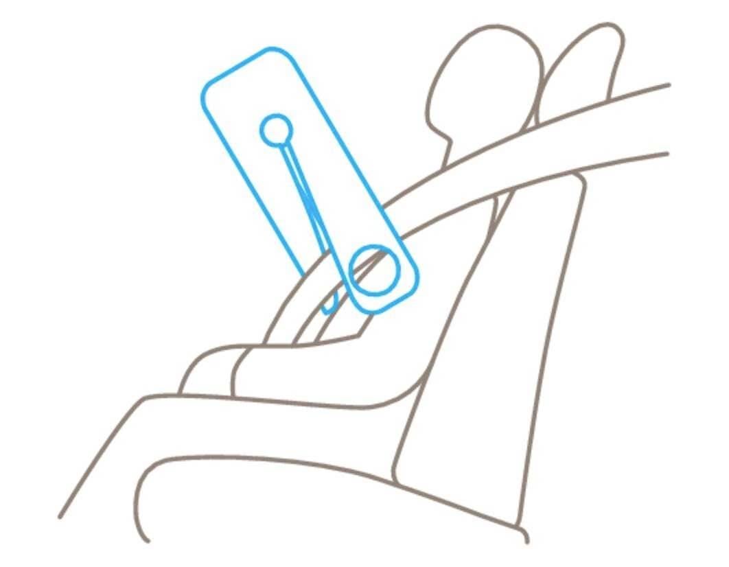 Een schematische tekening toont de correcte positie van een veiligheidsgordel bij een persoon die in een autostoel zit.