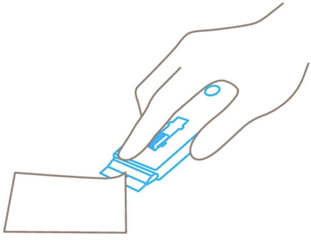 Een hand houdt een scheerapparaat vast om een sticker van een oppervlak te verwijderen.