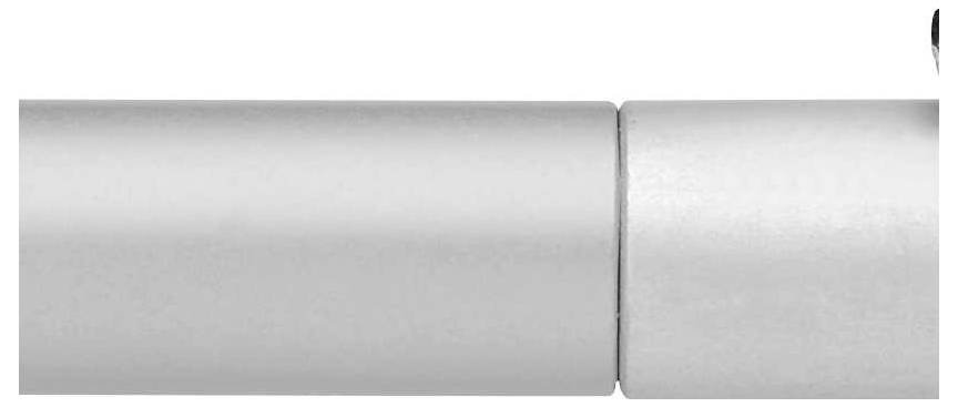 Een zilveren metalen cilinder met een kleiner aangekoppeld segment. Eenvoudig, heldere lijnen, neutrale kleuren.