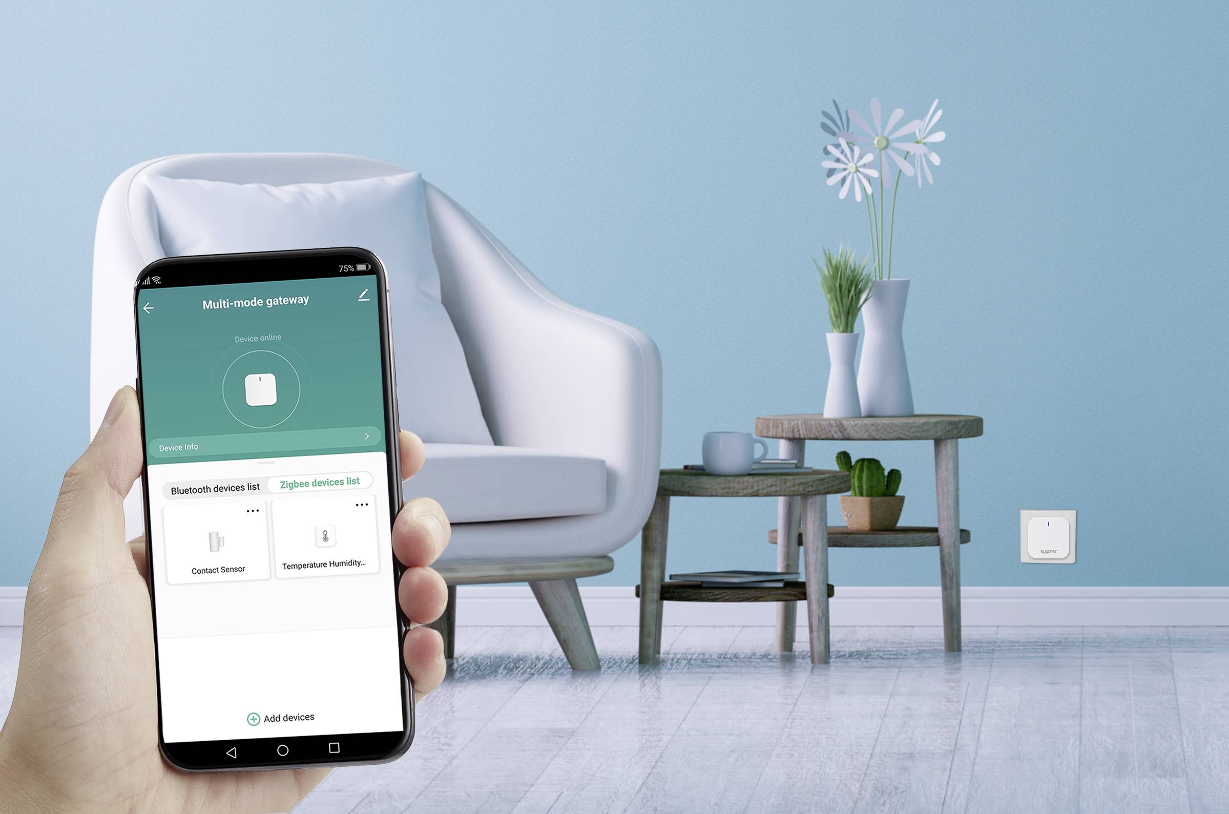 Een smartphone toont een app voor het besturen van smart home-apparaten. Op de achtergrond een woonkamer met fauteuil, tafel en vaas.