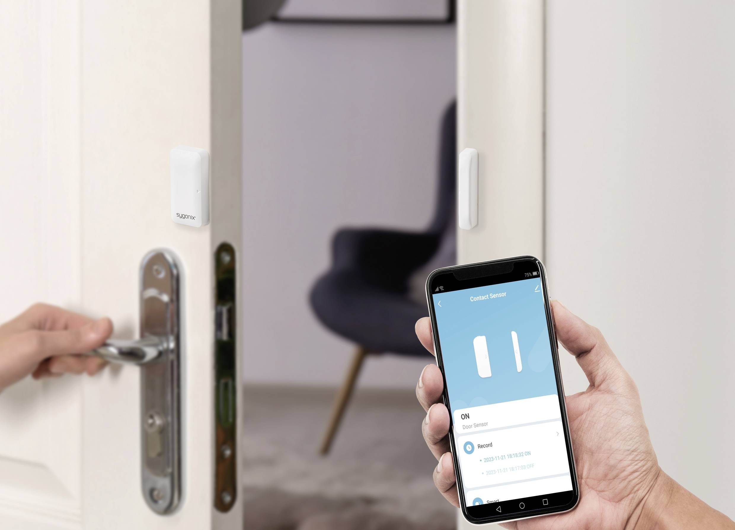 Een hand opent een deur met een sensor; een andere hand houdt een smartphone vast met een app die de sensorstatus weergeeft.
