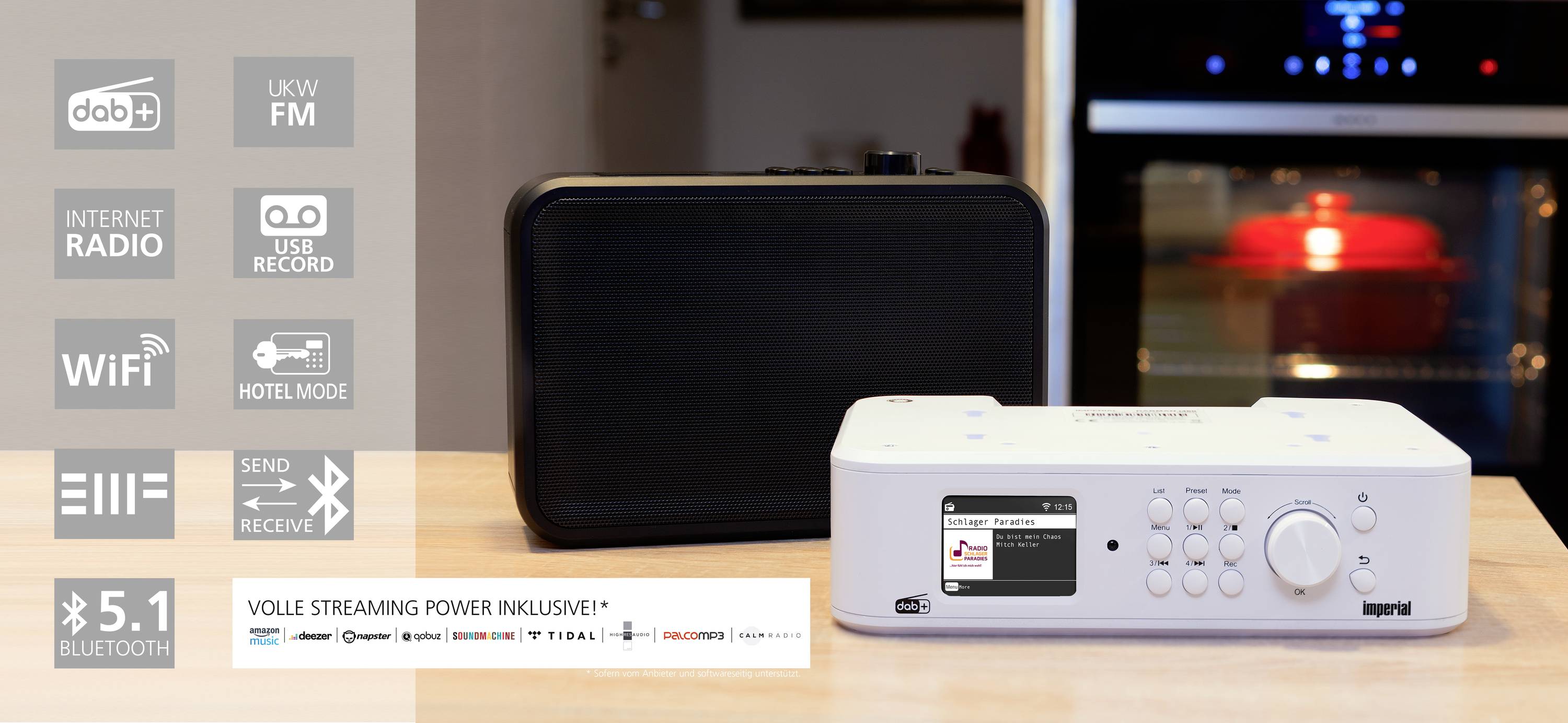 Digitale radio met display op keukentafel, toont 'Volledige streaming mogelijkheden inclusief'. Symbolen: DAB+, FM, Internetradio, USB, WiFi, Hotelmodus.