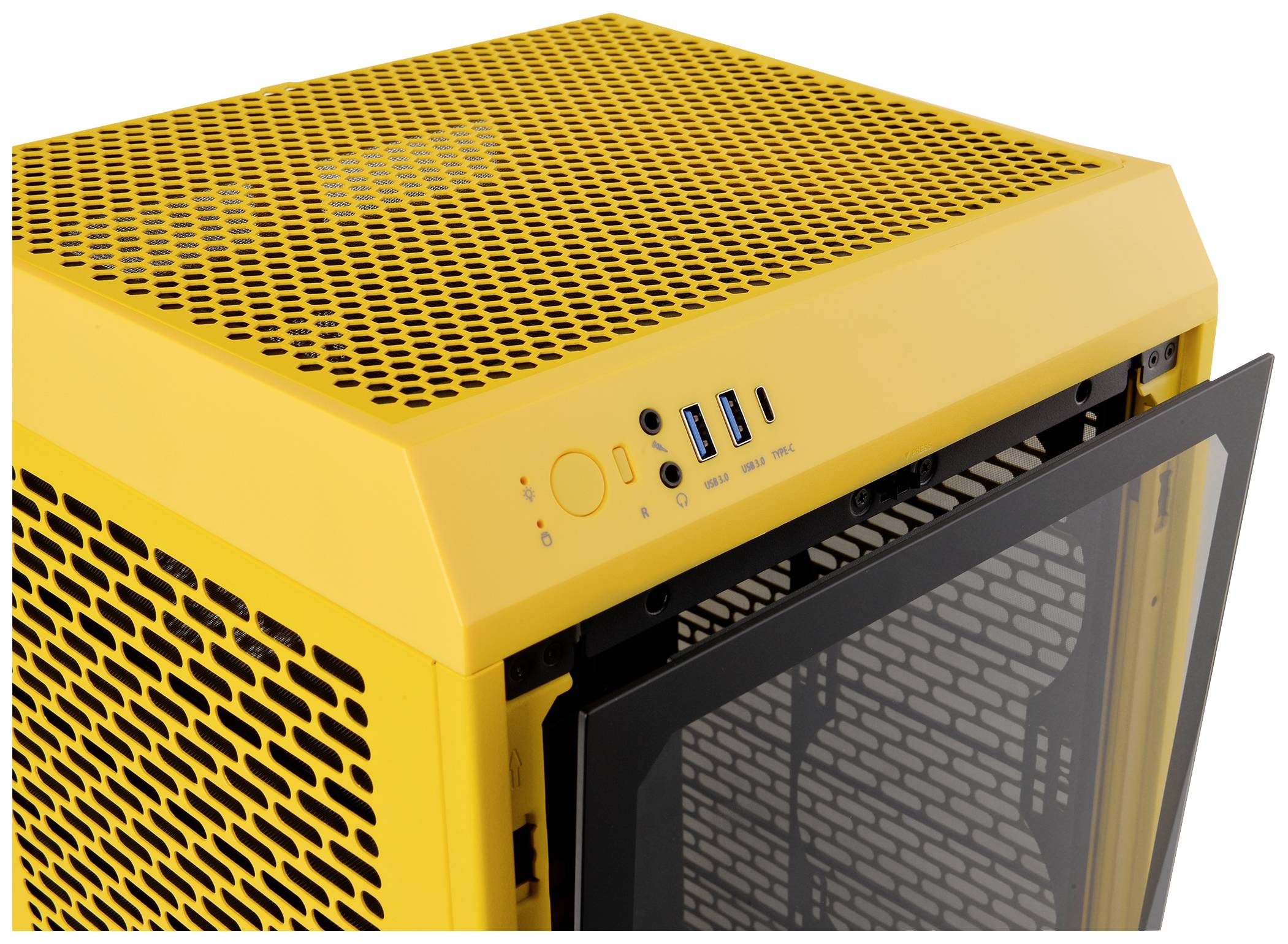 Een geel computerbehuizing met geperforeerd oppervlak, open zijpaneel en zichtbare USB-poorten en aan/uit-knop bovenop.