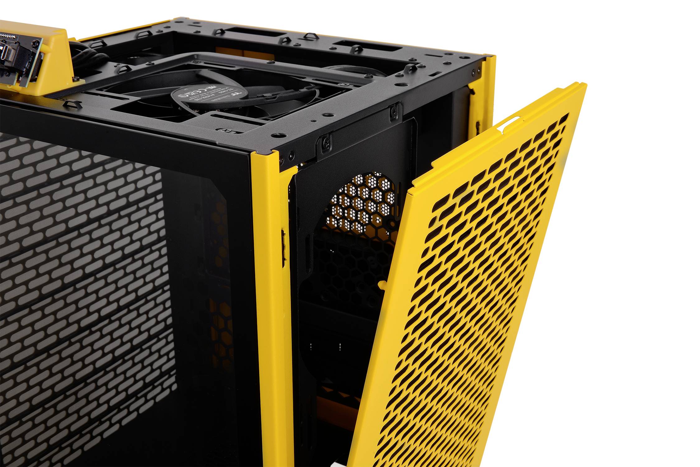 Een geel computerbehuizing met geopende klep toont ventilatoren en ventilatierooster, ideaal voor de koeling van pc-componenten.