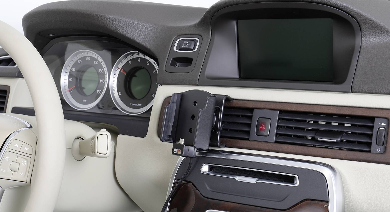 Autodashboard met snelheidsmeter, stuur en ingebouwde smartphonehouder. Instrumenten tonen snelheid en toerental.