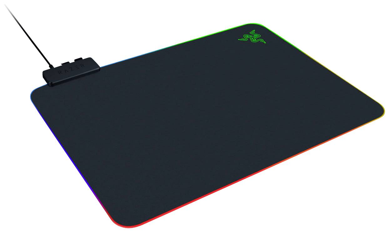 Gaming-muismat met RGB-verlichting en zwart oppervlak, verbonden via kabel.