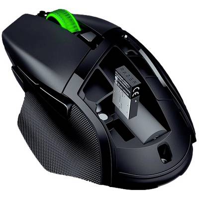 Zwarte gamingmuis met groen verlicht scrollwiel, open binnenvak en uitneembaar accuvak, op witte achtergrond.