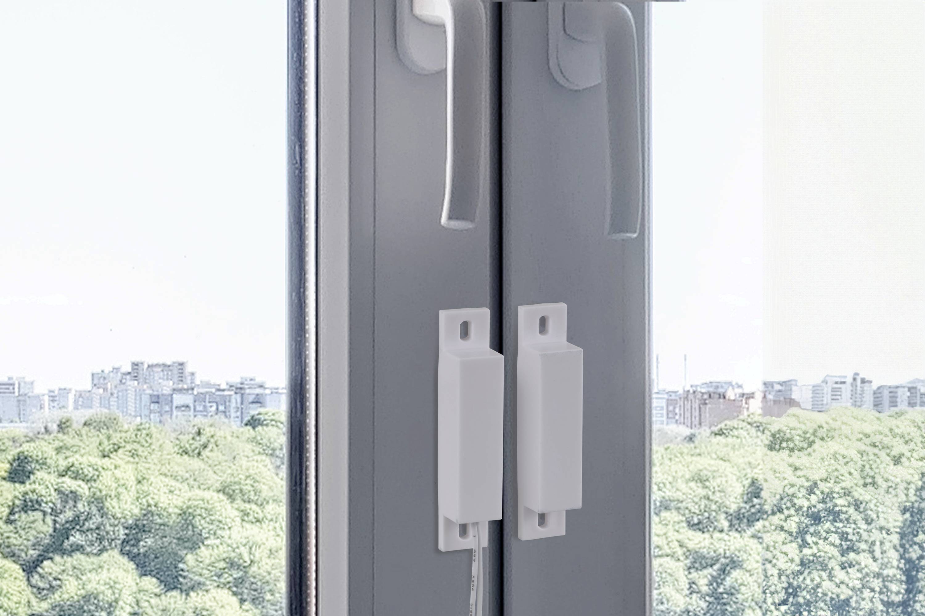 Aanzicht van een gesloten raam met een verborgen greepmechanisme, waarbij de achtergrond bomen en een verre stadssilhouet toont.