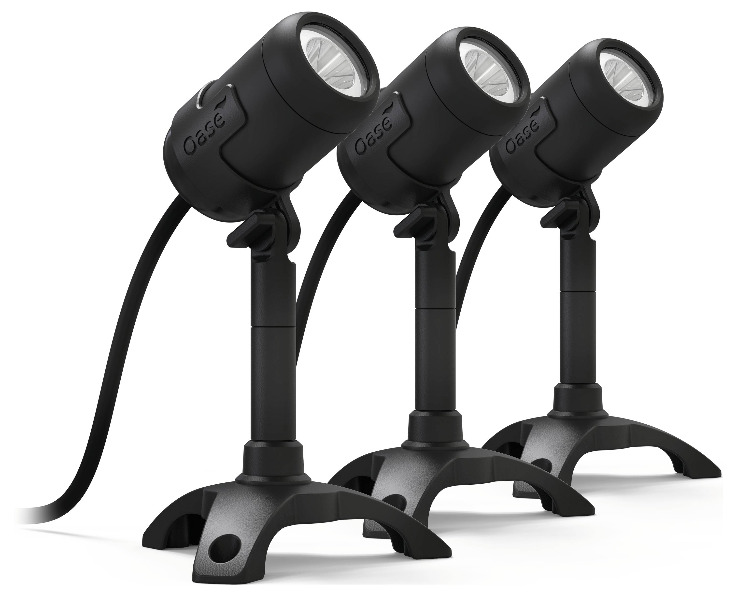 Drie zwarte verstelbare LED schijnwerpers zijn gemonteerd op statieven, geplaatst in een rij, licht naar boven gericht voor verlichting.