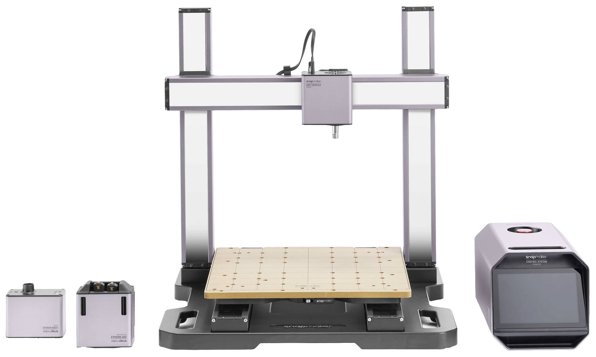 Een 3D-printer met een rechthoekig frame, een houten bed in het midden, vergezeld door twee kleine vierkante modules en een groter apparaat rechts.