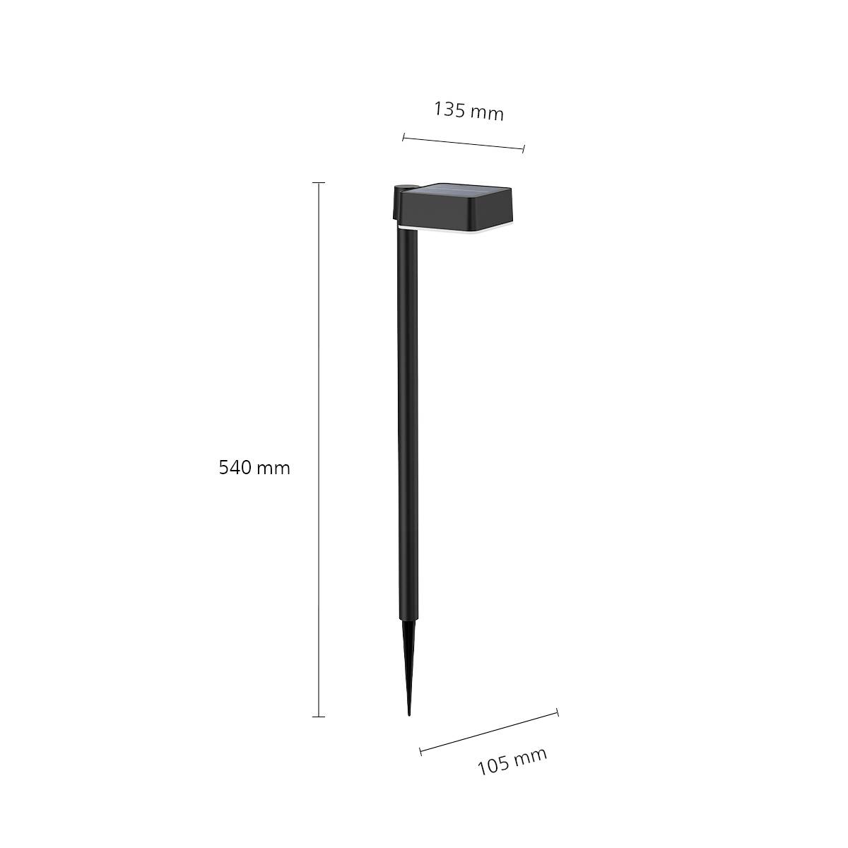 Een zwarte zonne-tuinlamp met een 540 mm lange stang. Hij heeft een rechthoekige lamp bovenaan, 135 mm breed en 105 mm diep.