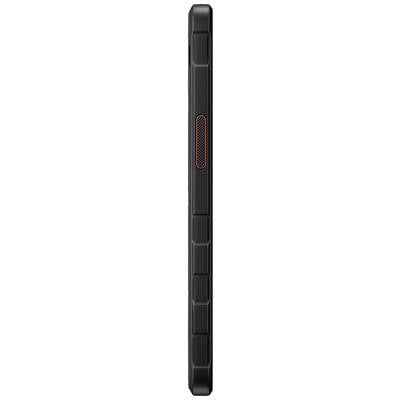 'Zijaanzicht van een zwarte smartphone met een oranje accent op de knop. Robuust en hoekig, geschikt voor gebruik buitenshuis.'