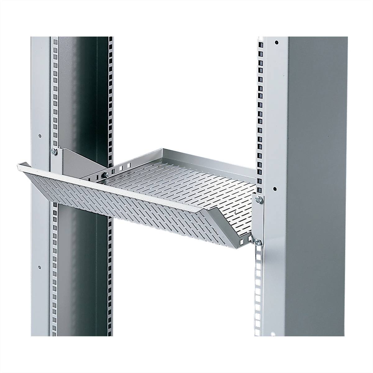 Een metalen rek wordt gemonteerd aan een serverrek. Het rek heeft een geperforeerde oppervlakte voor ventilatie.