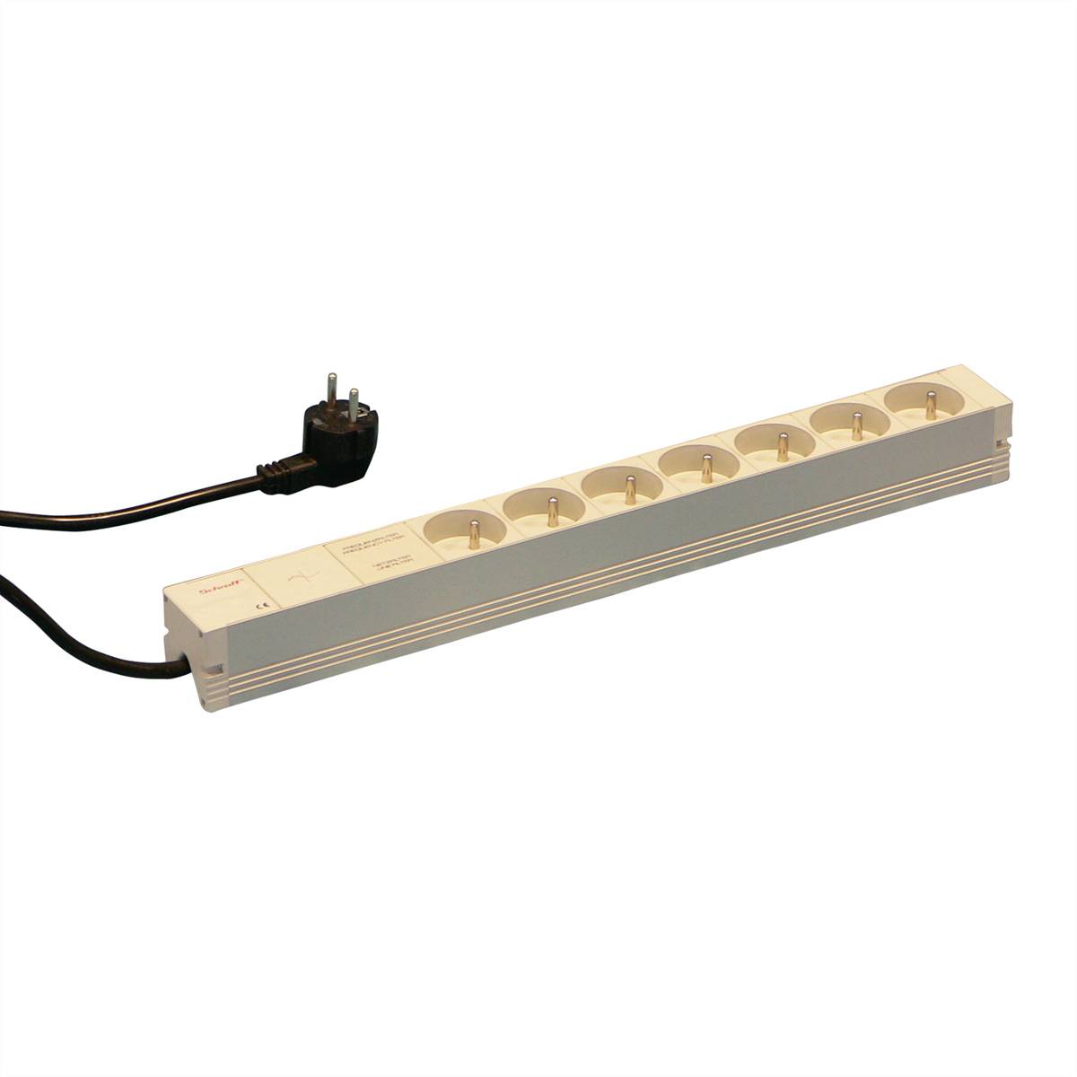 Een witte stekkerdoos met zeven aansluitingen en een zwart stroomsnoer met stekker, op een witte achtergrond.