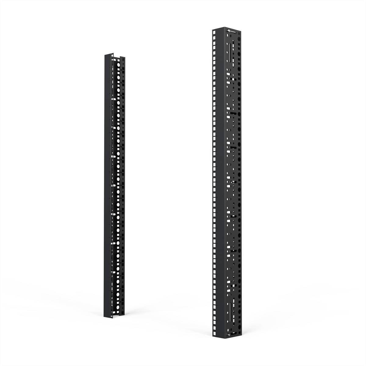 Twee zwarte verticale metalen frames met gaten, mogelijk voor technische of industriële toepassingen. Witte achtergrond.