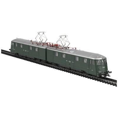 Een groene, gedetailleerd gemodelleerde trein met twee voertuigen op sporen, toont een historische elektrische locomotief met stroomafnemers op het dak.