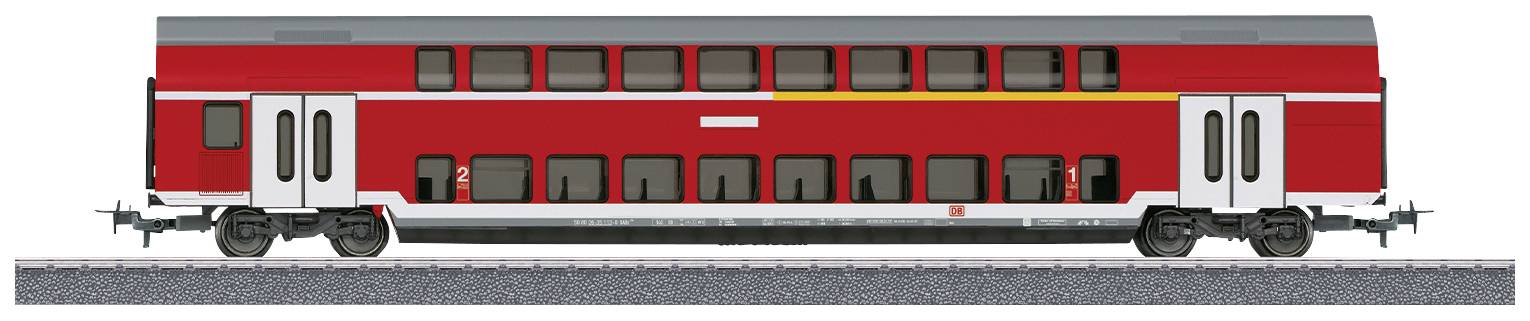 Een rode dubbeldeks treinwagon op sporen. De wagon heeft meerdere rijen ramen en twee deuren.