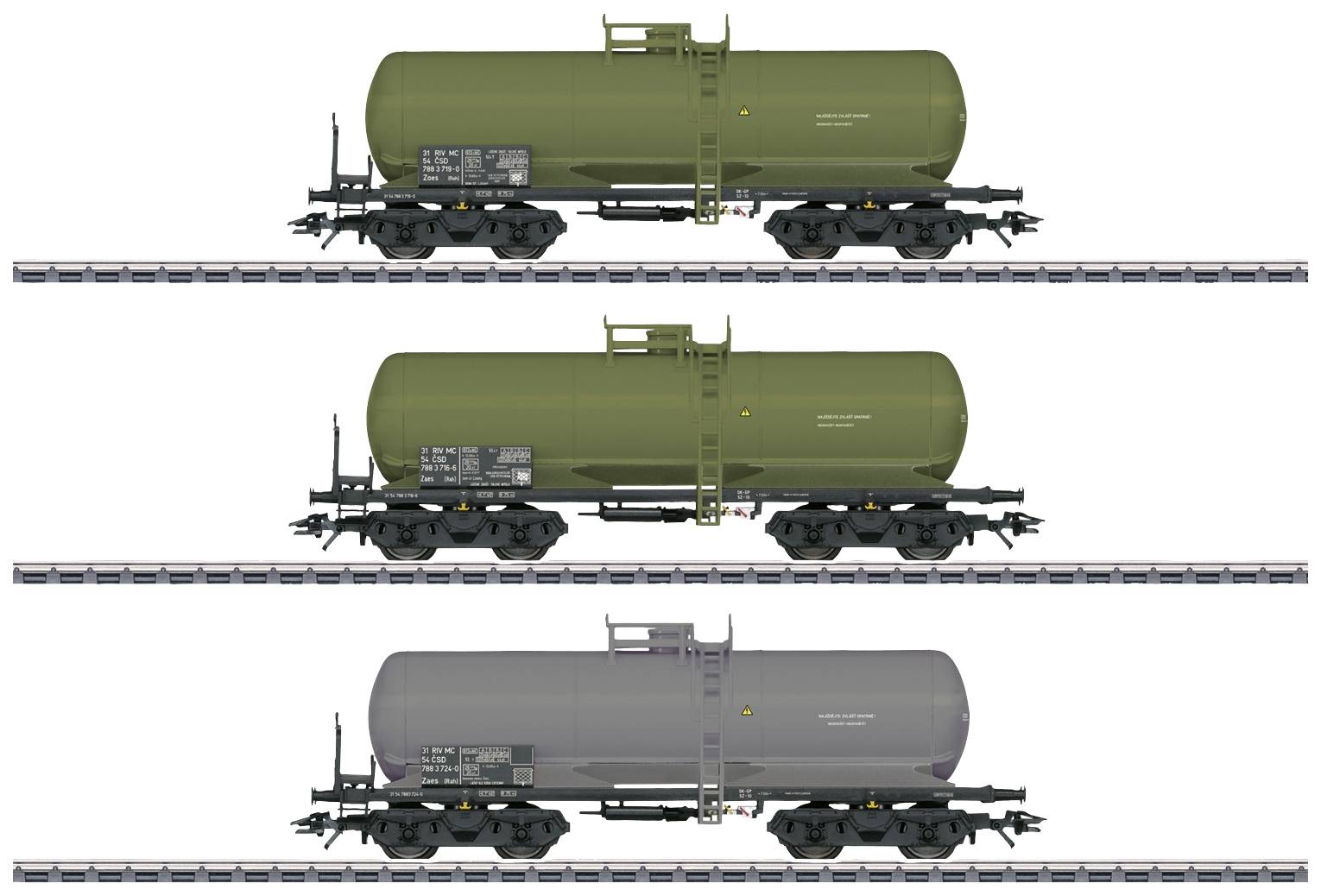'Drie op een rij staande goederenwagons op rails, elk voorzien van een grote, cilindrische tank voor vloeistoffen.'