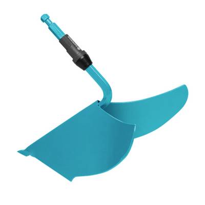 Een blauw tuingereedschap, waarschijnlijk een ploegaanbouwdeel, met een gebogen metalen mes en een korte steel.