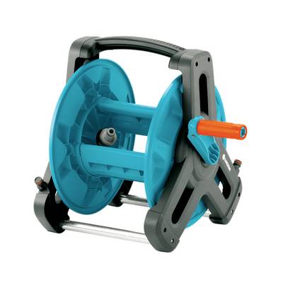 Een lege, draagbare tuinslangwagen met een blauw slangtrommelhuis en een zwarte handgreep, klaar voor het oprollen van de slang.