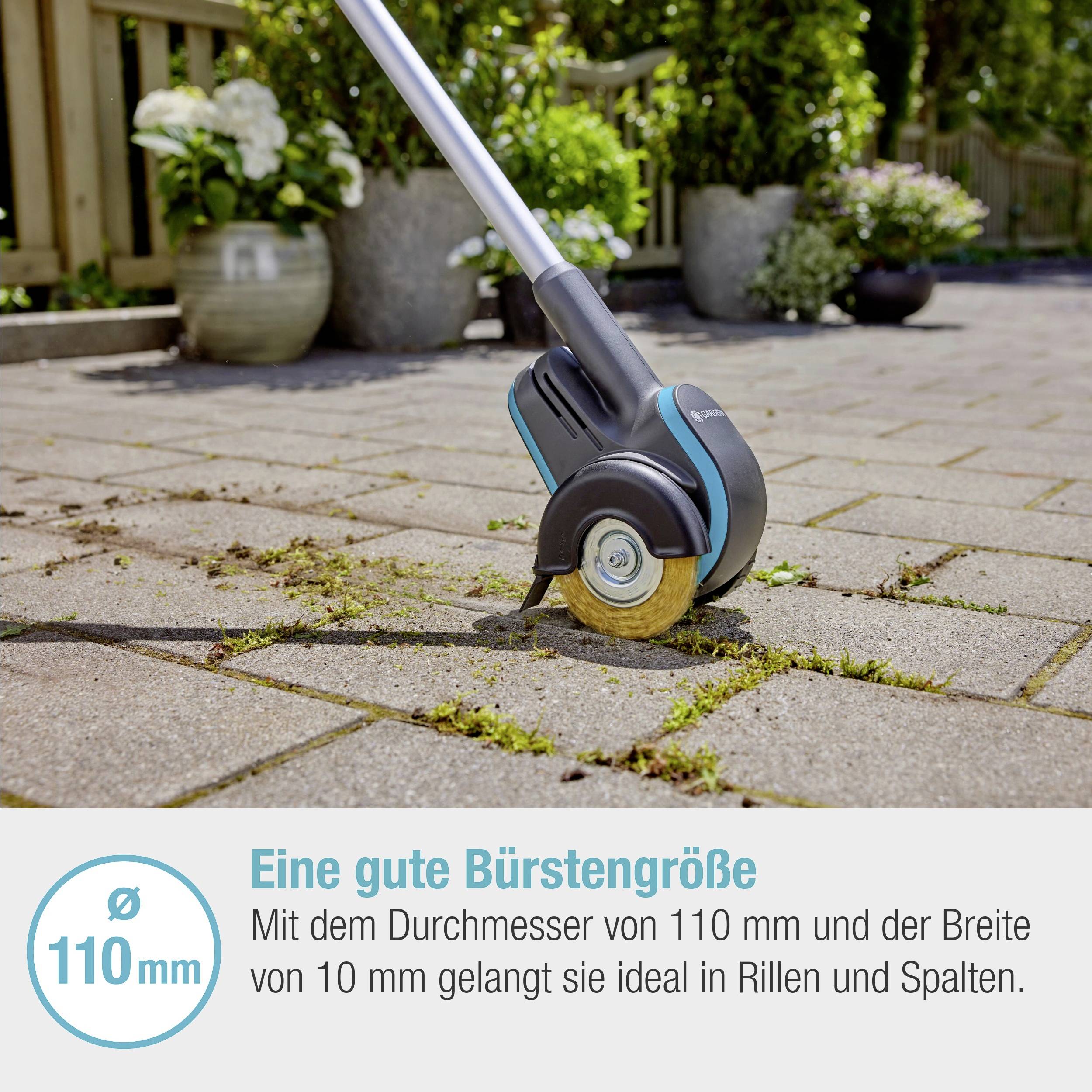 Geschikt apparaat voor het reinigen van bestratingstegels, ideaal voor voegen met een borstelbreedte van 110 mm.