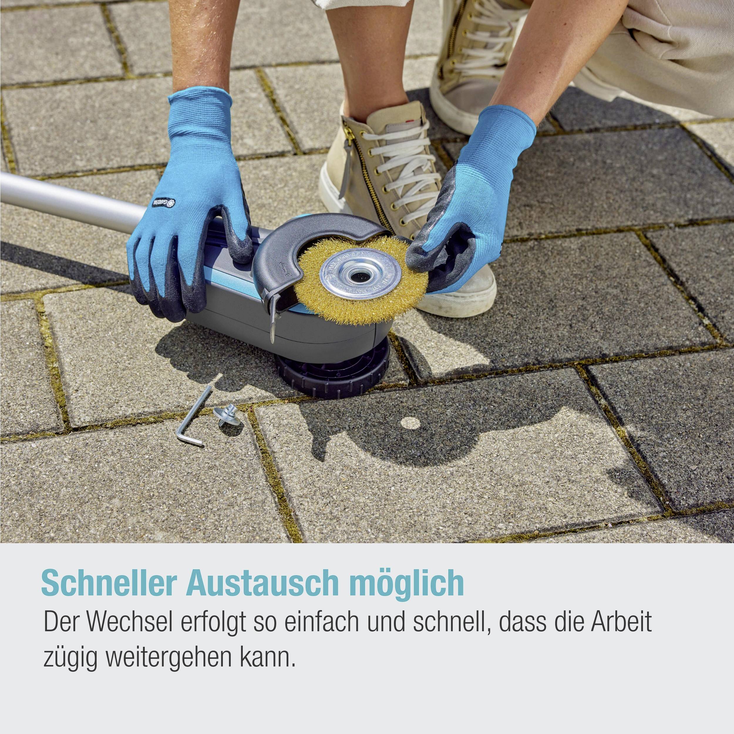 Persoon met blauwe handschoenen verwisselt opzetstuk van een slijpmachine op bestrate grond. Tekst: 'Snelle verwisseling mogelijk'.