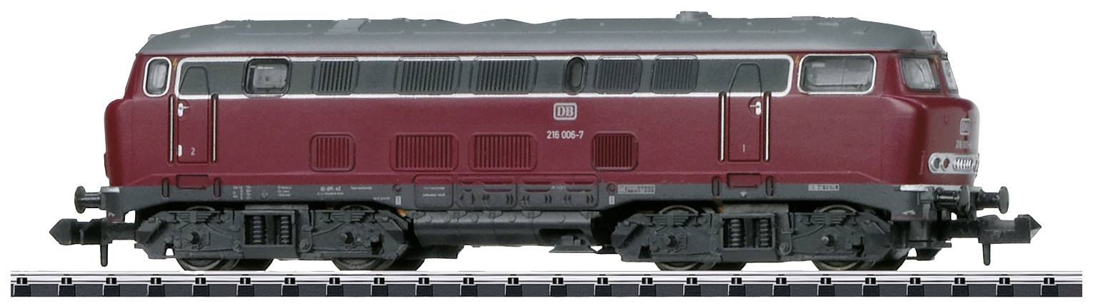 Een rode modellocomotief staat op rails. Hij heeft een opvallende, gestroomlijnde vorm en behoort tot het voertuigtype van de Deutsche Bahn.