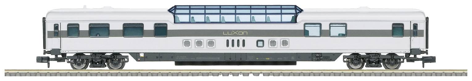 Zilveren passagierswagon met blauwe ramen rijdt over de rails. Het dak is gedeeltelijk van glas voorzien.
