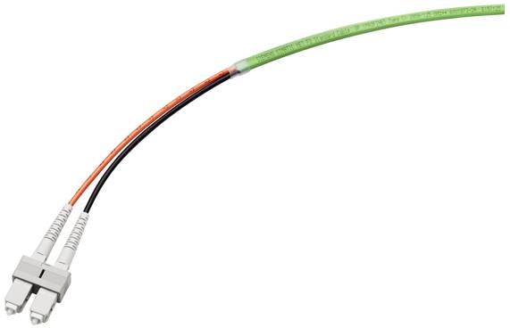 'Een optische patchkabel met twee connectoren, een oranje en een groene kabel, op een witte achtergrond.'