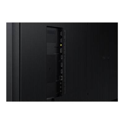 Achterkant van een monitor met meerdere aansluitpoorten, waaronder HDMI- en USB-interfaces, zichtbaar aan de linkerkant van de afbeelding.