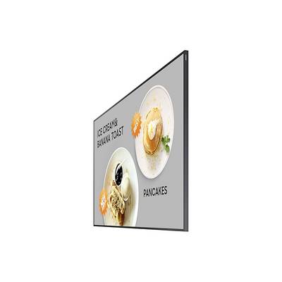 Afbeelding toont twee gerechten: 'IJS & BANANEN TOAST' links met prijskorting, rechts pannenkoeken gegarneerd met boter en munt.
