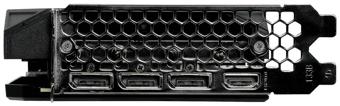 'Videokaart met vier HDMI-aansluitingen aan de achterkant, omgeven door een honingraadvormig ventilatierooster.'