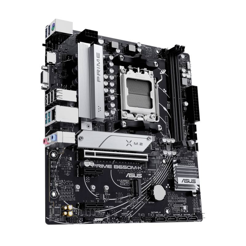 Een moederbord van ASUS, model 'PRIME B550M-K', met meerdere aansluitingsmogelijkheden en een centrale CPU-socket.