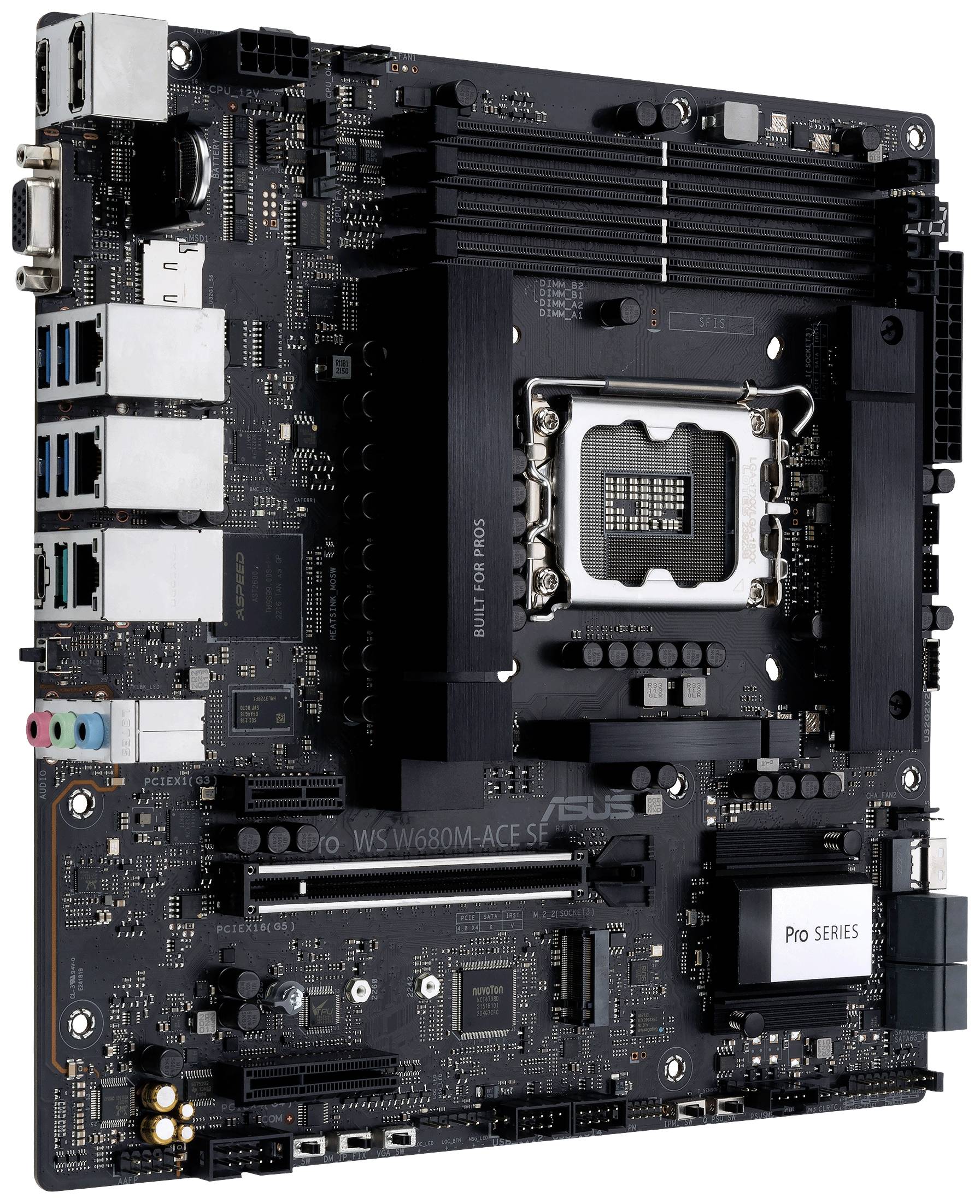 Afgebeeld is een computermoederbord met diverse aansluitingen en een CPU-socket in het midden.