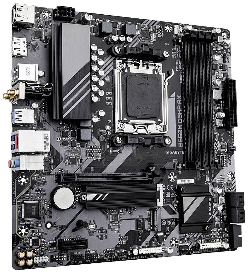 Afgebeeld is een zwart computermotherboard met verschillende aansluitingen, sleuven voor RAM en CPU, en andere componenten.