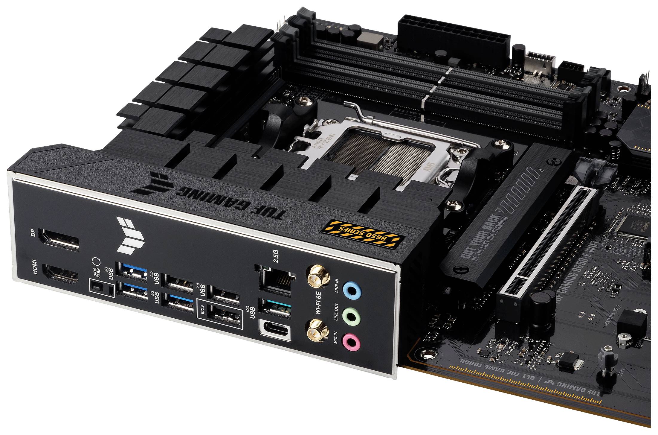 Aanzicht van een computermoederbord met CPU-socket, meerdere RAM-sleuven en aansluitingsmogelijkheden voor audio en USB.