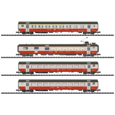 Vier rode en grijze modelspoorwegwagons van het merk Märklin staan op rails. Ze vertegenwoordigen Zwitserse spoorbagagewagens.