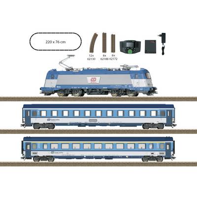 Modeltreinstel met blauwe locomotief en twee blauwe wagons. Bevat rails, een afstandsbediening en een adapter. Afmetingen: 220 x 76 cm.