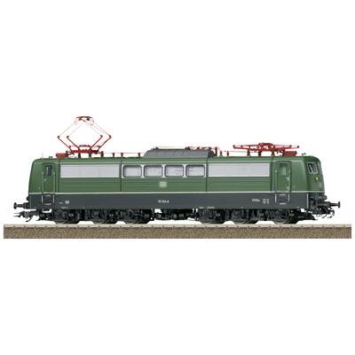 Groen model van een elektrische locomotief van Deutsche Bahn met rode stroomafnemers, zijaanzicht op een spoortraject.