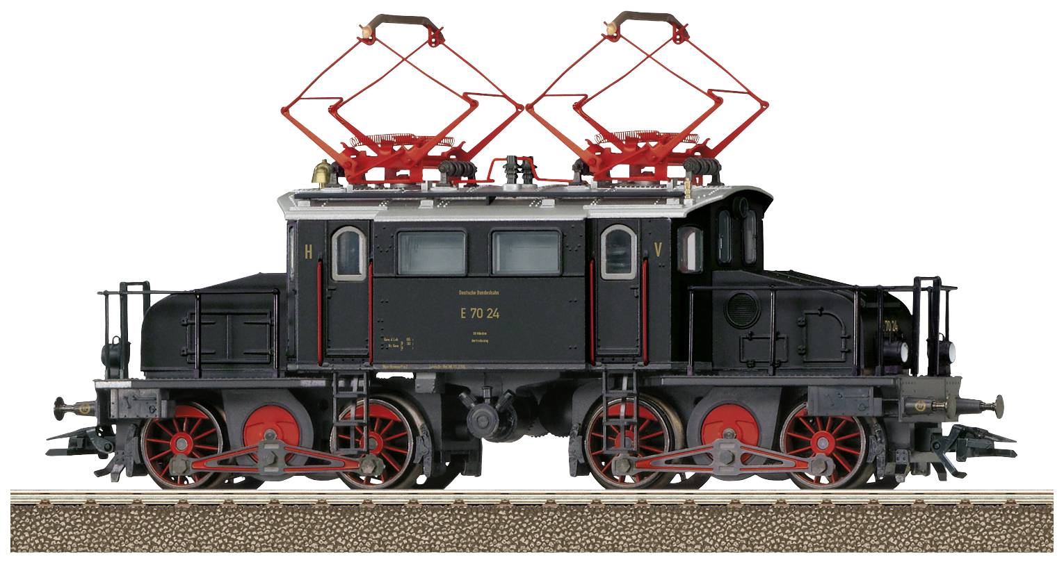Een zwart model van een historische elektrische locomotief met rode details staat op een spoor. Hij heeft twee stroomafnemers bovenop.