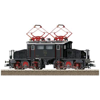 Een zwart model van een historische elektrische locomotief met rode details staat op een spoor. Hij heeft twee stroomafnemers bovenop.