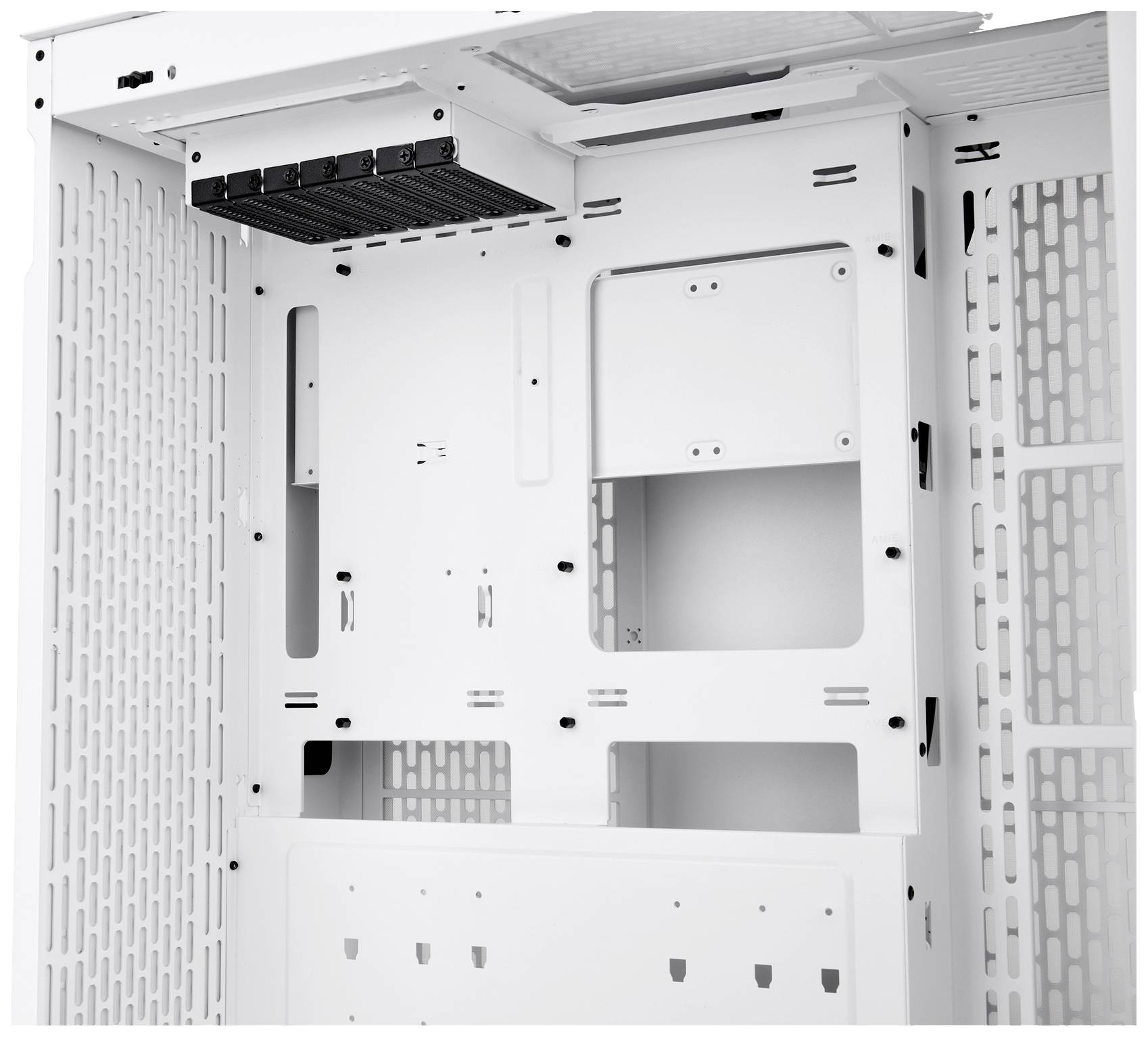 Binnenaanzicht van een wit computerbehuizing, toont montagebeugels en ventilatieopeningen voor hardwarecomponenten.