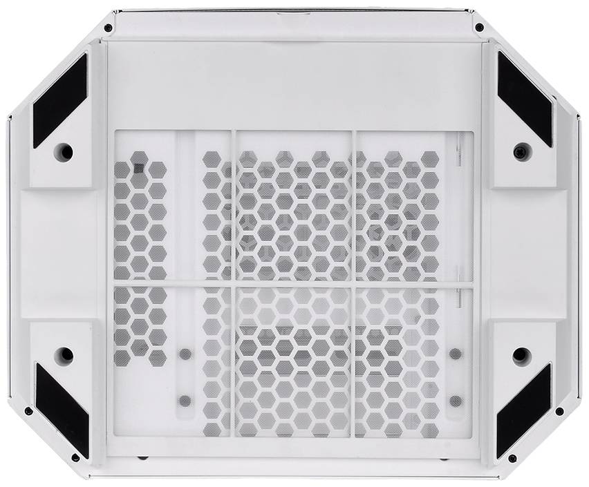 Witte ventilatieroosters met zeshoekig patroon op een vierkante kunststof plaat, waarschijnlijk de onderkant van een computerbehuizing.