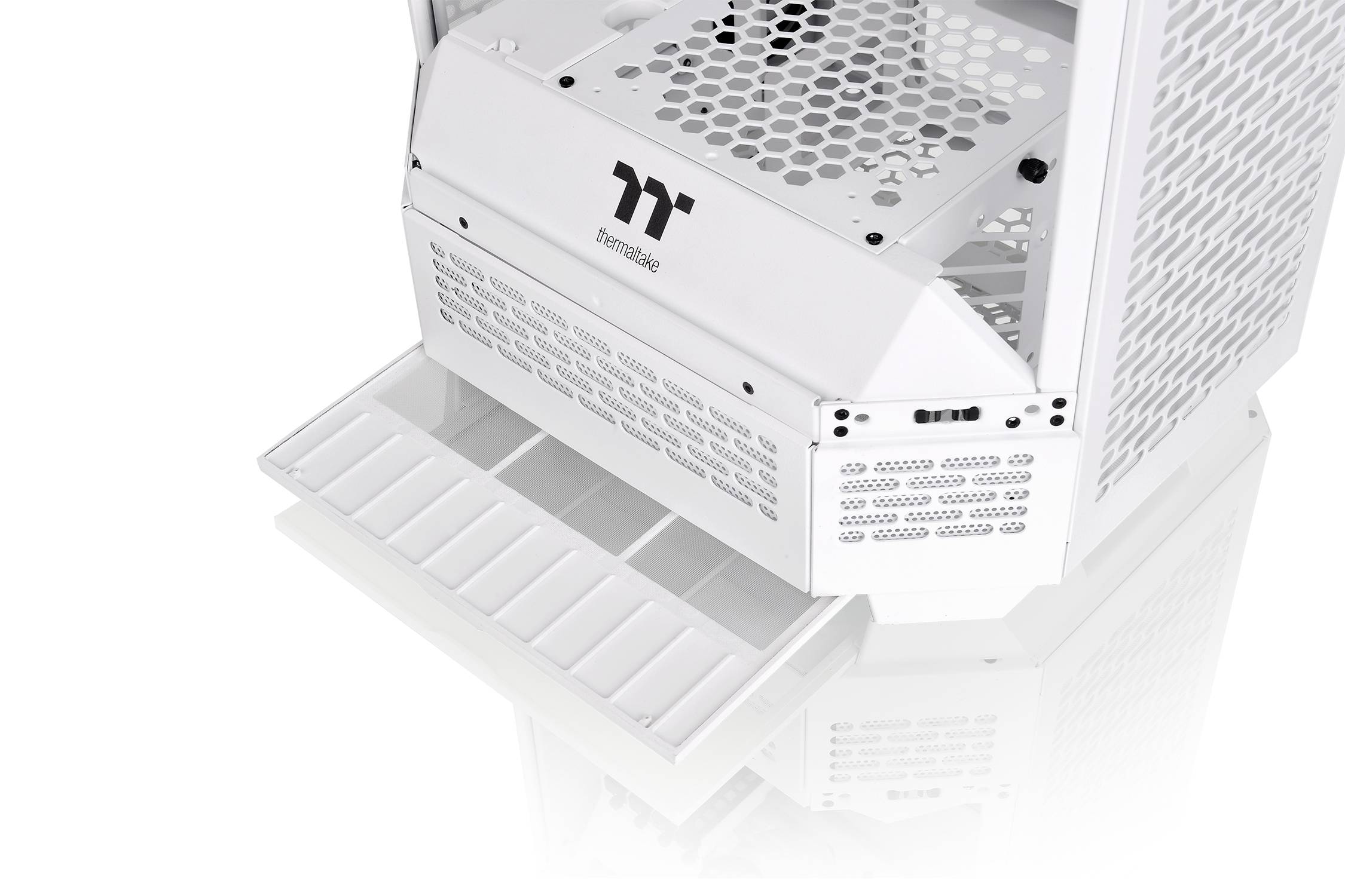 Een wit computerbehuizing met een verwijderbaar rooster aan de onderkant, geschikt voor luchtfiltratie om stof te verminderen.