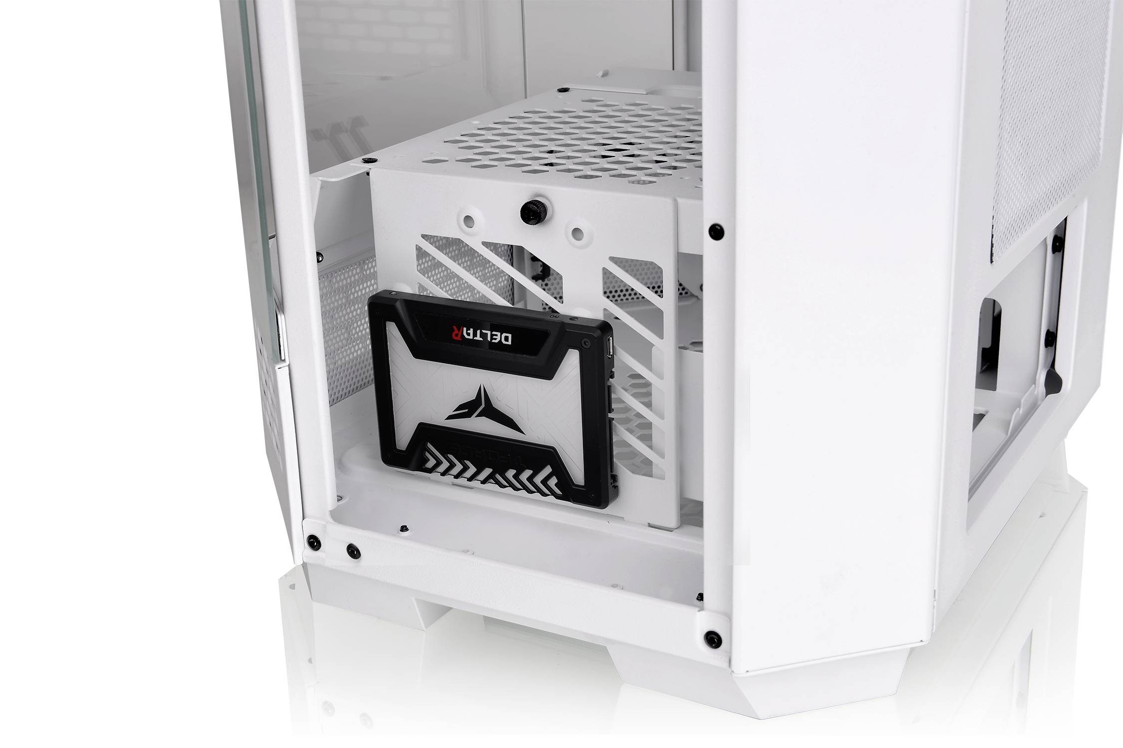 Een witte computertoren met een open zijpaneel. Een zwart rechthoek met logo bevindt zich onderaan aan de binnenkant van de behuizing.