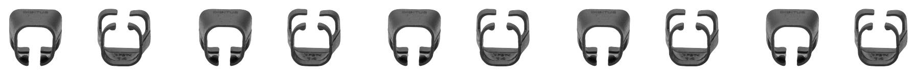 In een rij zijn acht identieke, gestileerde zwaarden met brede lemetten en puntige uiteinden gerangschikt.