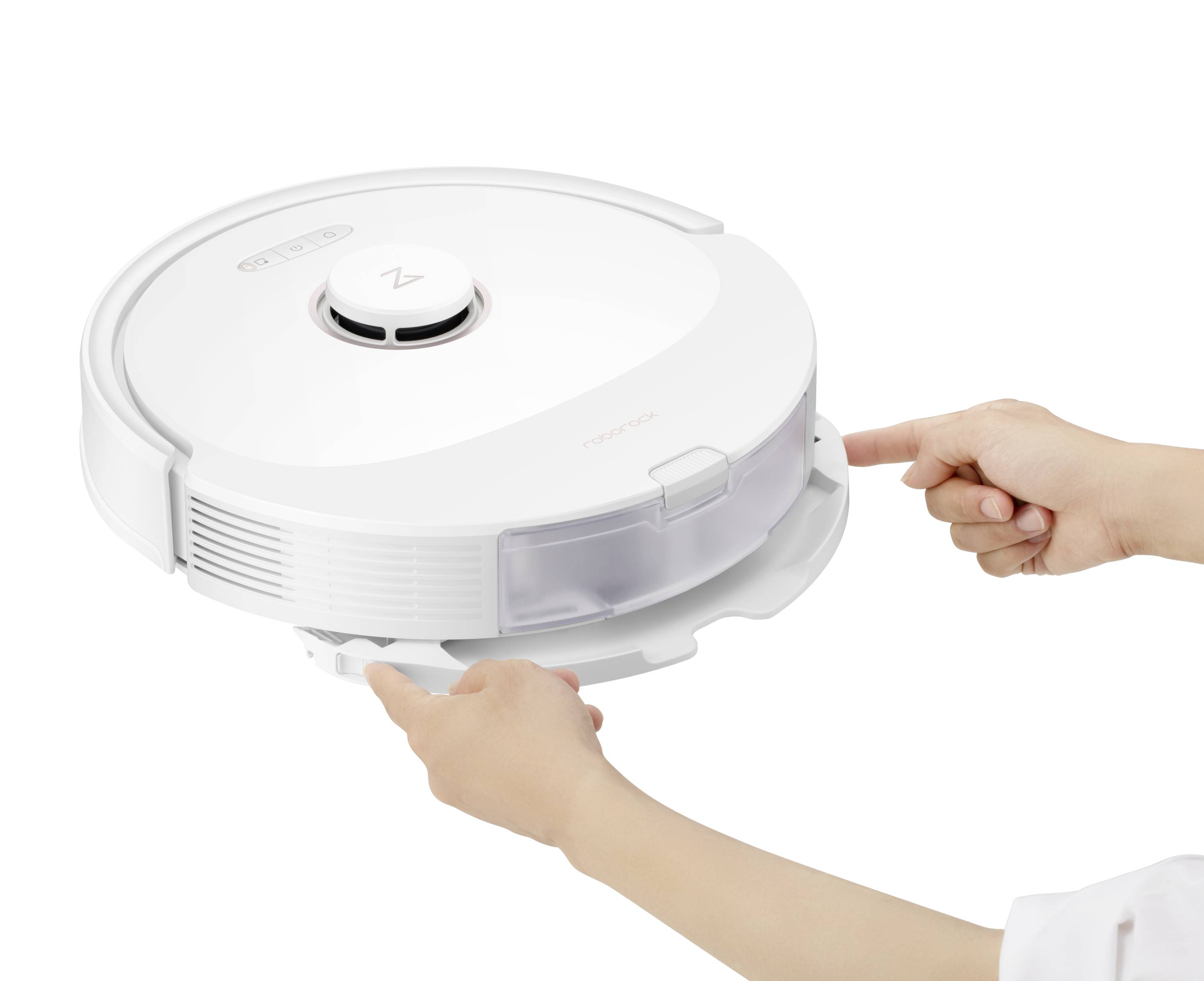 Een persoon houdt een witte robotstofzuiger vast, waarbij de opvangbak wordt verwijderd. Handen tonen het verwijderen van de stofcontainer.